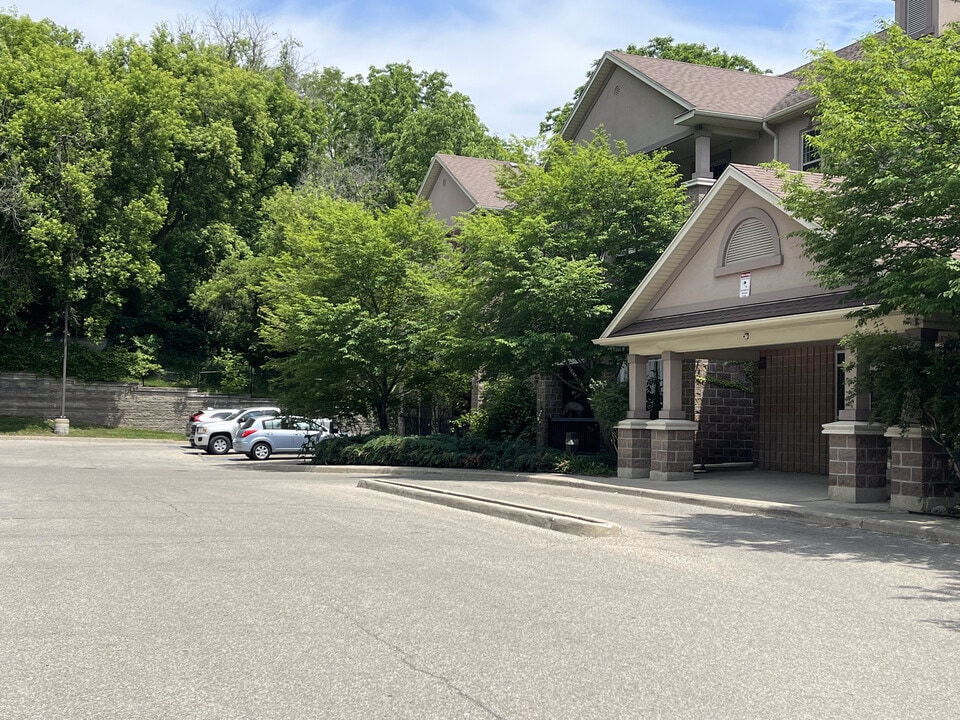 24 Harris Av in Brantford, ON - Building Photo