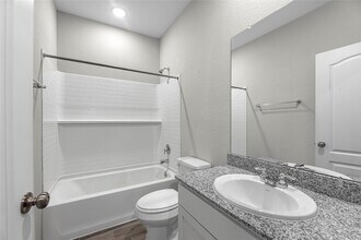 24750 Russet Bluff Trl in Huffman, TX - Foto de edificio - Building Photo