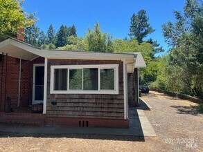 4199 W Dry Creek Rd in Healdsburg, CA - Building Photo - Building Photo