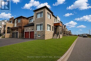 2215 Crystal Dr in Oshawa, ON - Building Photo