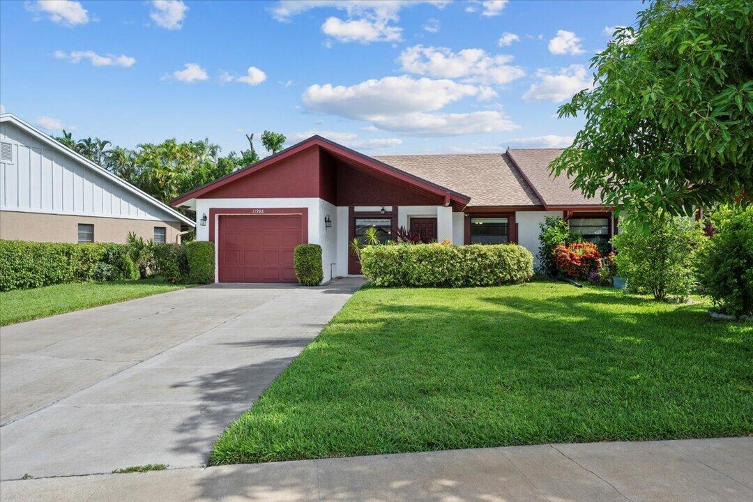11888 Suellen Cir in Wellington, FL - Building Photo
