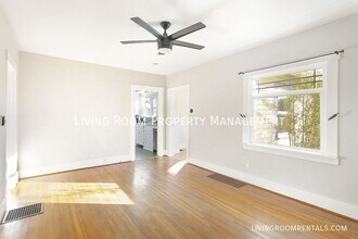 2318 SE 72nd Ave in Portland, OR - Building Photo - Building Photo