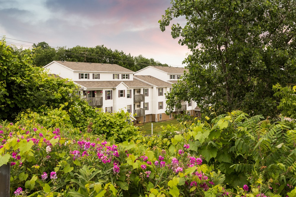 York Creek Apartments in Comstock Park, MI - Building Photo