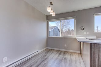 Tigardville Apartments in Tigard, OR - Foto de edificio - Building Photo