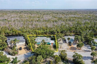 1057 Blue Heron Dr in Sanibel, FL - Foto de edificio - Building Photo