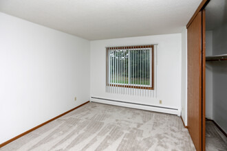 Surrey Gardens Apartments in Eagan, MN - Building Photo - Interior Photo