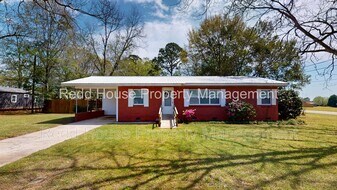 107 Metcalf St in New Brockton, AL - Building Photo