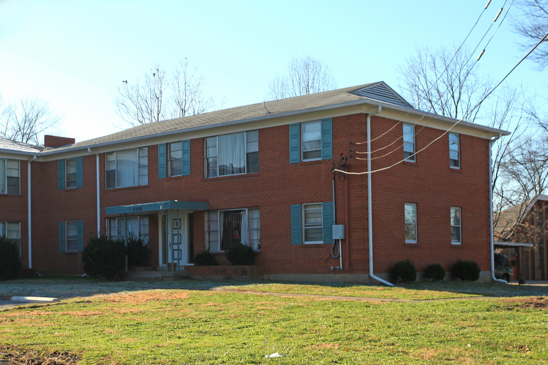 3200 Hikes Ln in Louisville, KY - Building Photo