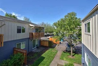 Linden Place Apartments in Gresham, OR - Building Photo - Building Photo