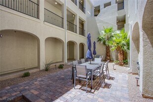 2555 Hampton Rd in Henderson, NV - Building Photo