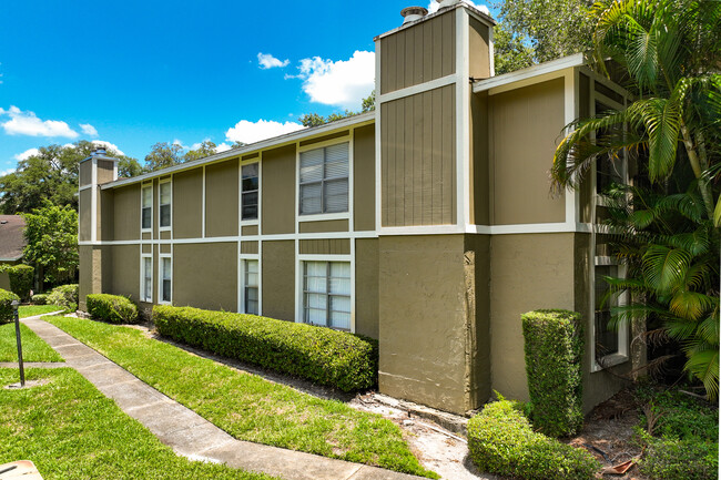 The Oaks Condominiums in Tampa, FL - Building Photo - Primary Photo