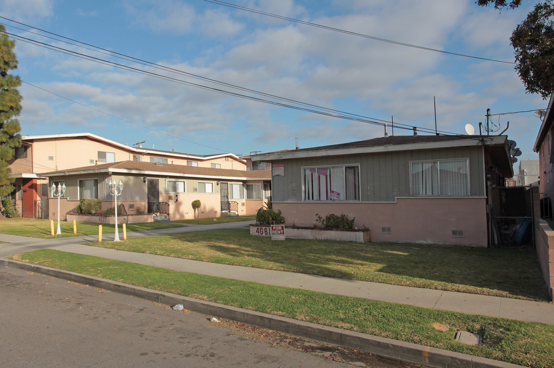 4677-4681 Acacia St in Bell, CA - Foto de edificio