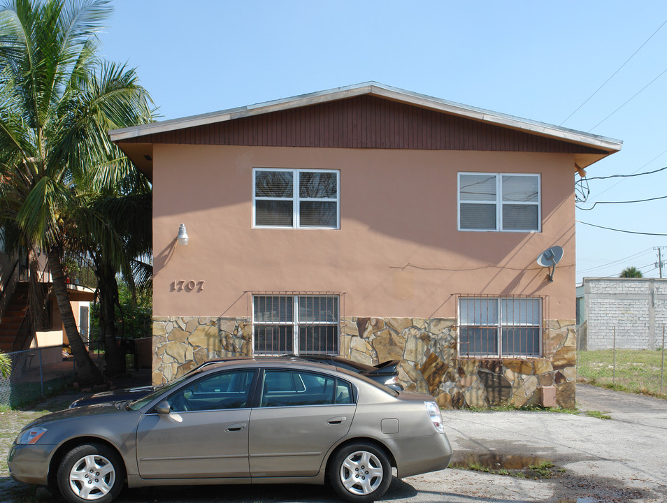 1707 NW 15th St in Miami, FL - Building Photo