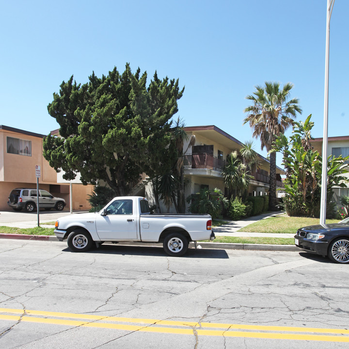 1513 Scott Rd in Burbank, CA - Building Photo