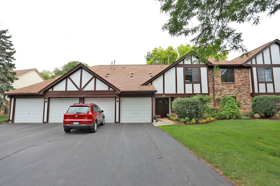 960 Yosemite Trail in Roselle, IL - Foto de edificio