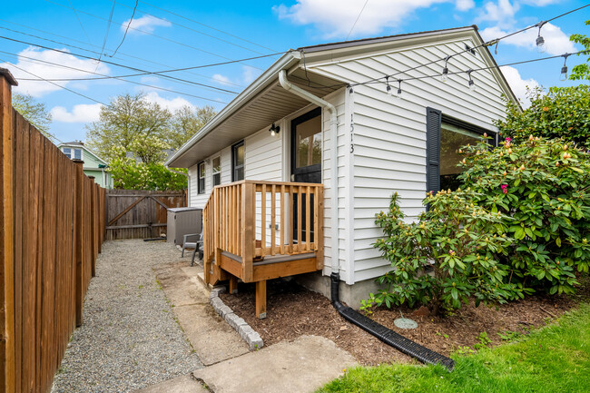 property at 1513 Hoyt Ave
