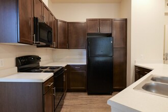 5885 W 14th Ave in Lakewood, CO - Foto de edificio - Building Photo