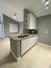 2820 N Oakland Forest Dr, Unit 307 in Oakland Park, FL - Building Photo - Building Photo