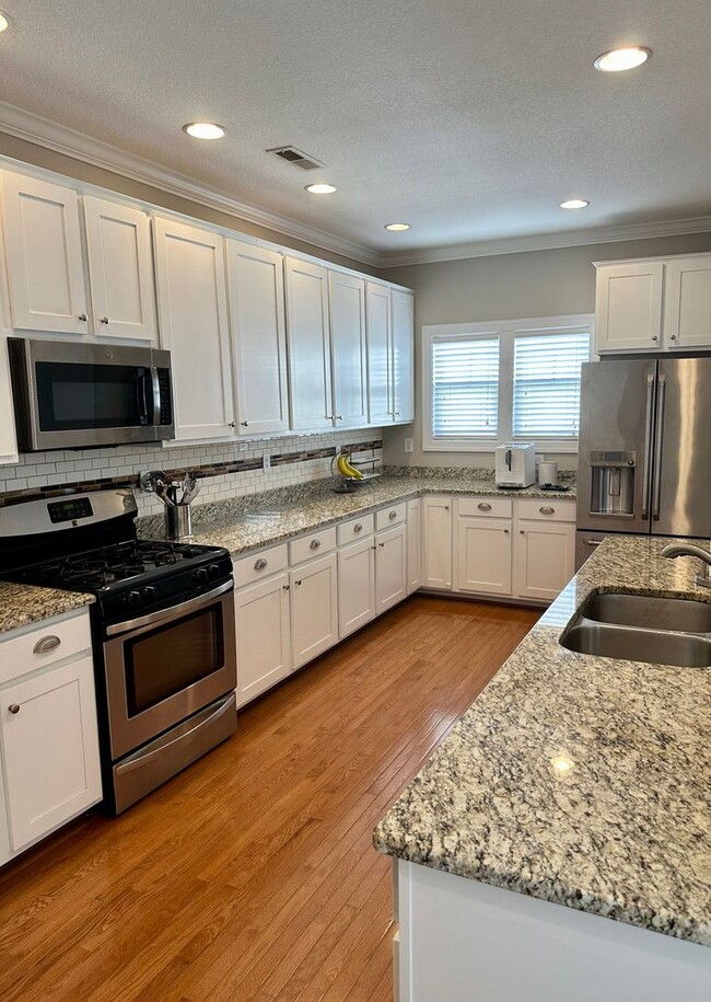 4505 Ocean View Ave in Virginia Beach, VA - Building Photo - Building Photo