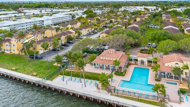 1060 Lake Shore Dr in West Palm Beach, FL - Building Photo - Building Photo