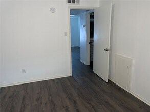 1110 W Tri Oaks Ln in Houston, TX - Building Photo - Building Photo