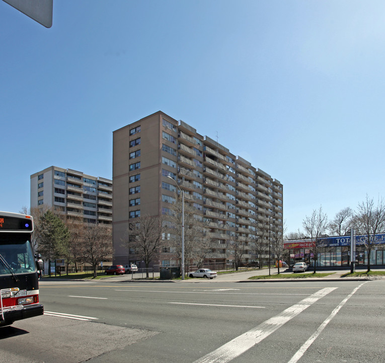 3161 Eglinton Ave E in Toronto, ON - Building Photo