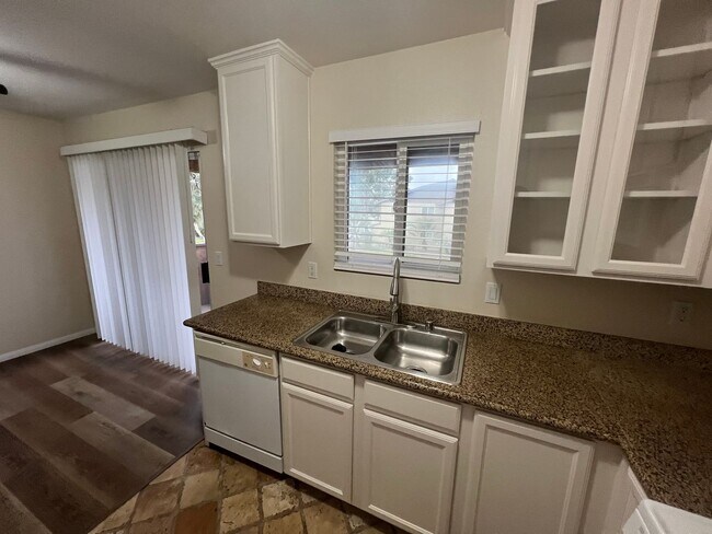 502 Calle Montecito in Oceanside, CA - Building Photo - Building Photo