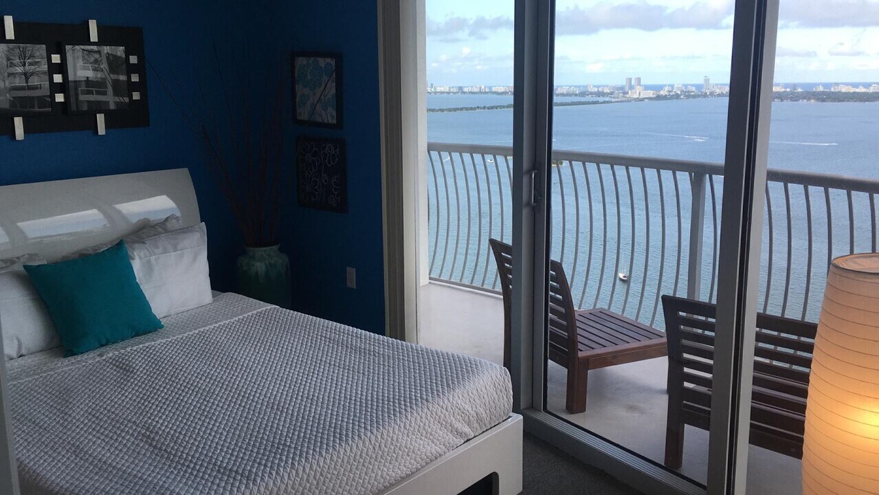 253 NE 2nd St, Unit 1607 in Miami, FL - Building Photo