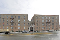 37-33 College Point Boulevard in Flushing, NY - Foto de edificio - Building Photo