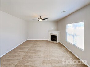 413 Stoney Run Dr in McLeansville, NC - Foto de edificio - Building Photo