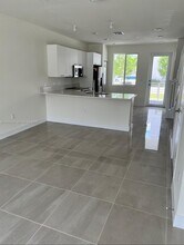 10300 NW 66th St in Doral, FL - Foto de edificio - Building Photo