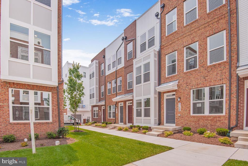 3154 Nina Clarke Dr in Rockville, MD - Building Photo
