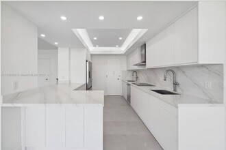 5055 Collins Ave in Miami Beach, FL - Building Photo - Building Photo