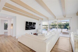 8161 Encino Ave in Los Angeles, CA - Building Photo - Building Photo