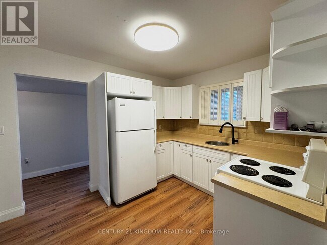 208 Palmerston Ave in Whitby, ON - Building Photo - Building Photo