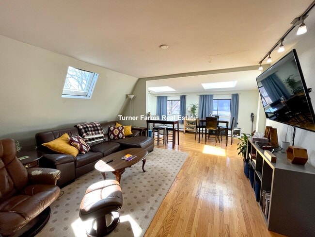 10 Evergreen Ave, Unit 3