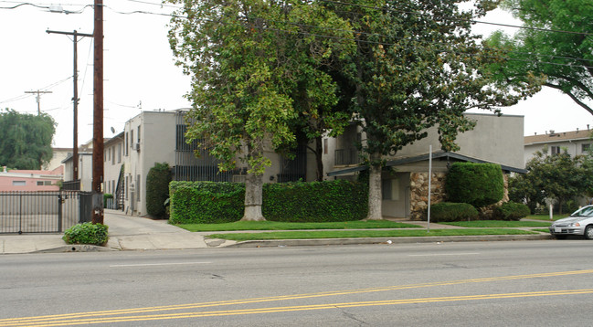 7240 Woodman Ave in Van Nuys, CA - Building Photo - Building Photo