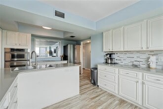 2617 Cove Cay Dr in Clearwater, FL - Foto de edificio - Building Photo