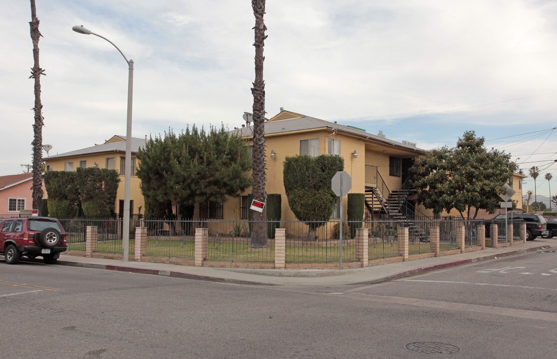 5915 Mayflower Ave in Maywood, CA - Foto de edificio