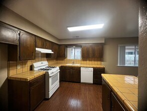 1116 N Gem St in Tulare, CA - Building Photo - Building Photo