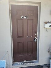 921 Selkirk St in West Palm Beach, FL - Building Photo - Building Photo