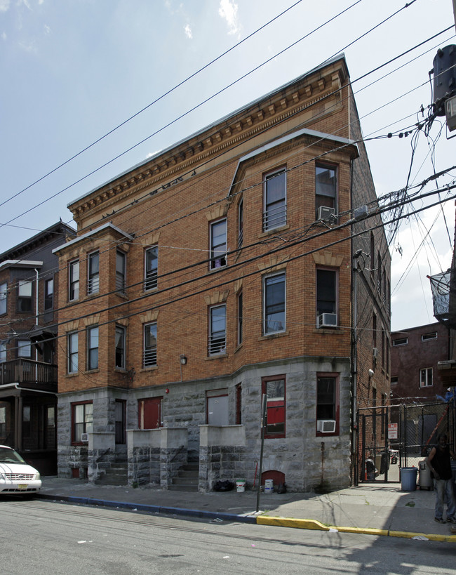 40 Park Ave in Paterson, NJ - Foto de edificio - Building Photo