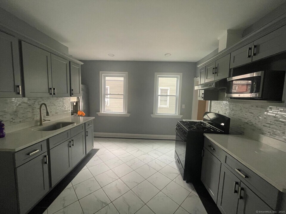 124 Livingston Pl in Bridgeport, CT - Building Photo