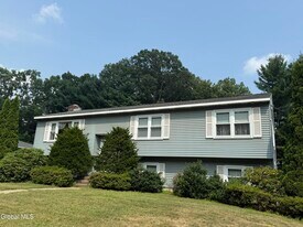 12 Lakewood Dr in Saratoga Springs, NY - Building Photo