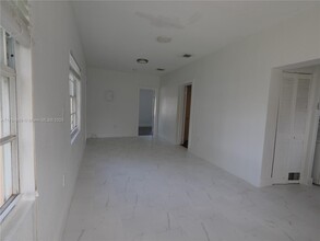 2272 NW 2nd St in Miami, FL - Foto de edificio - Building Photo