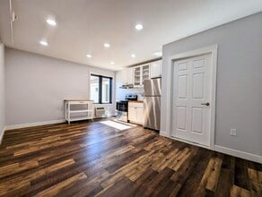 413 Jefferson St in Pella, IA - Foto de edificio - Building Photo