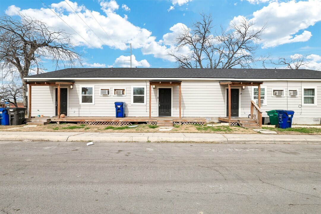 438 S San Joaquin Ave in San Antonio, TX - Building Photo
