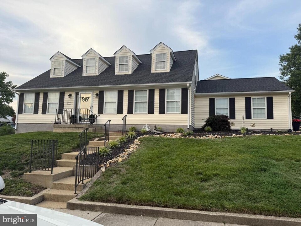 2333 Rolling Meadows St in Waldorf, MD - Building Photo