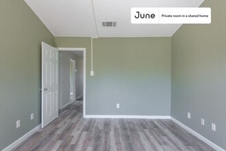 Private bedroom in 2 bed/2 bath Home in Austin, TX - Building Photo - Building Photo
