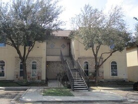 10706 International Blvd in Laredo, TX - Building Photo